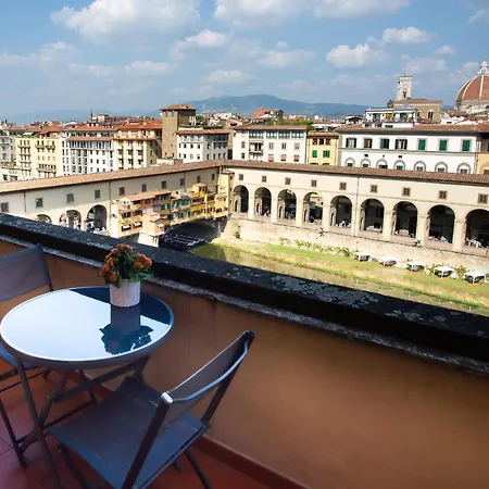 Panoramic Ponte Vecchio Apartment *